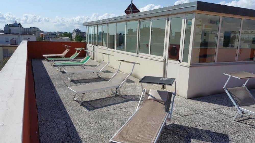 Hotel Venere Римини Экстерьер фото